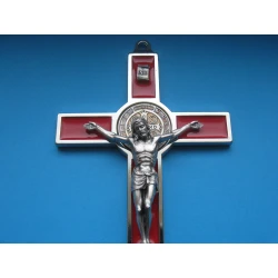 Krzyż metalowy z medalem Św.Benedykta 19,5 cm Wersja Lux czerwony